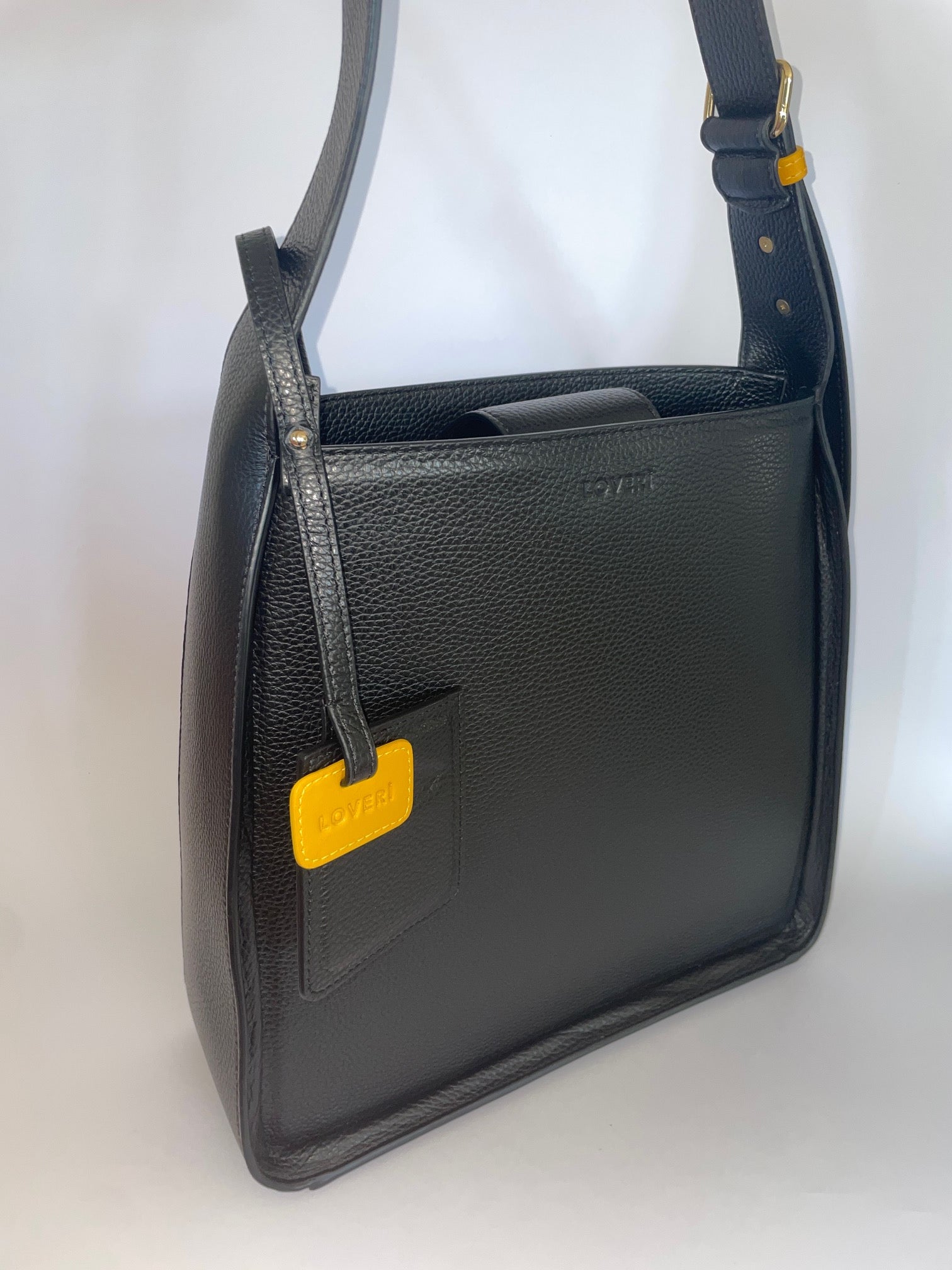 Borsa Carry Medium in pelle di vitello martellata Nero