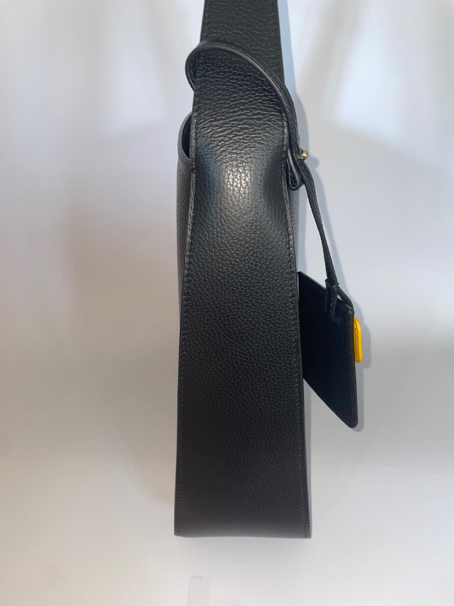 Borsa Carry Medium in pelle di vitello martellata Nero