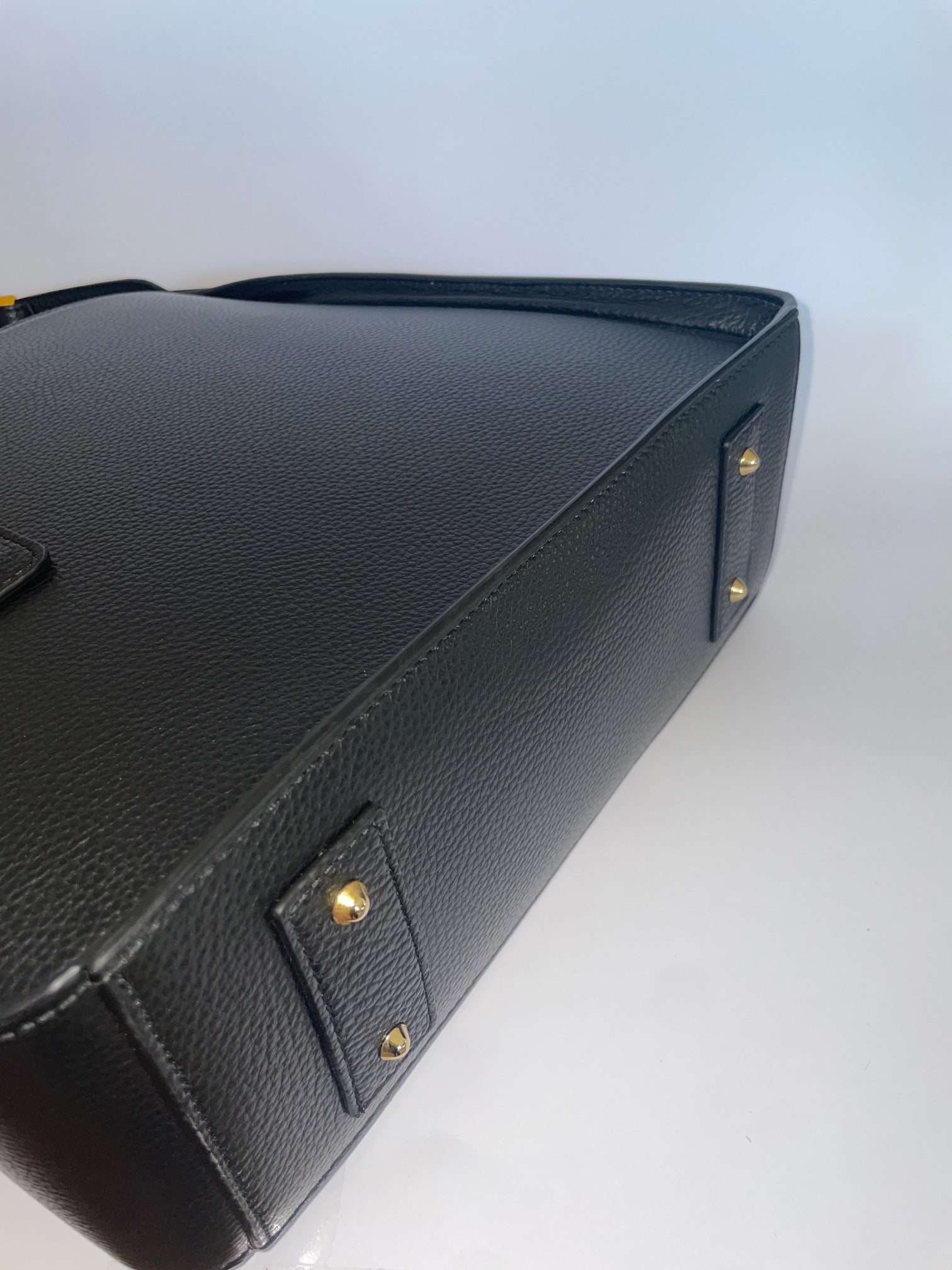 Borsa Carry Medium in pelle di vitello martellata Nero