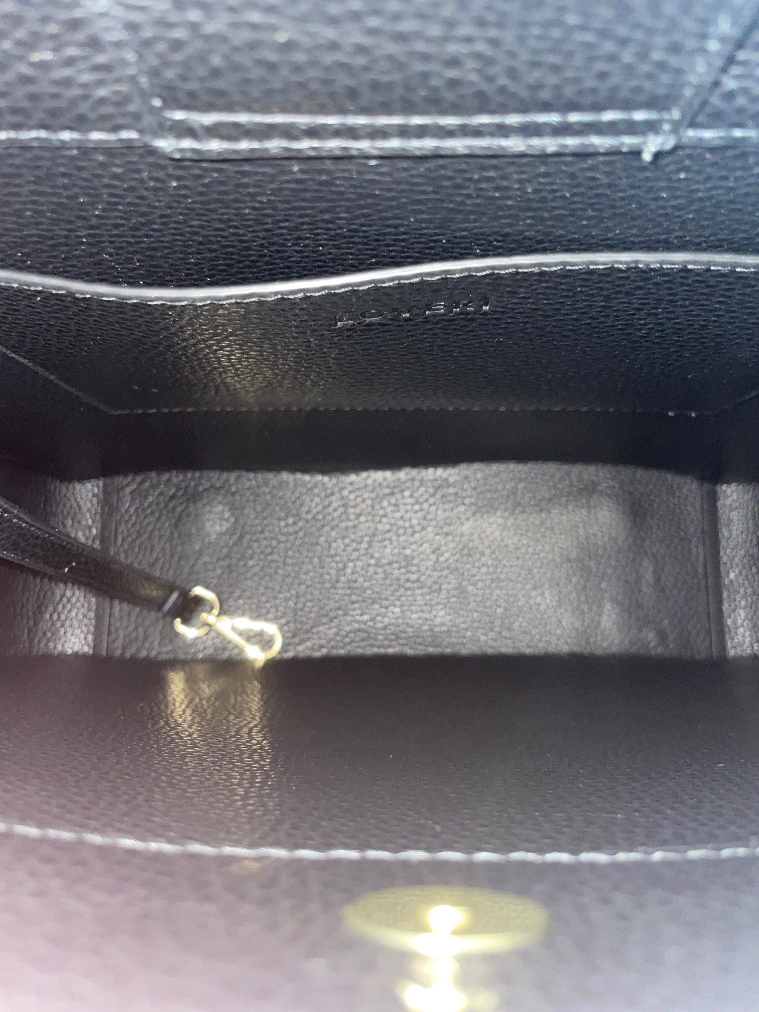 Borsa Carry Medium in pelle di vitello martellata Nero