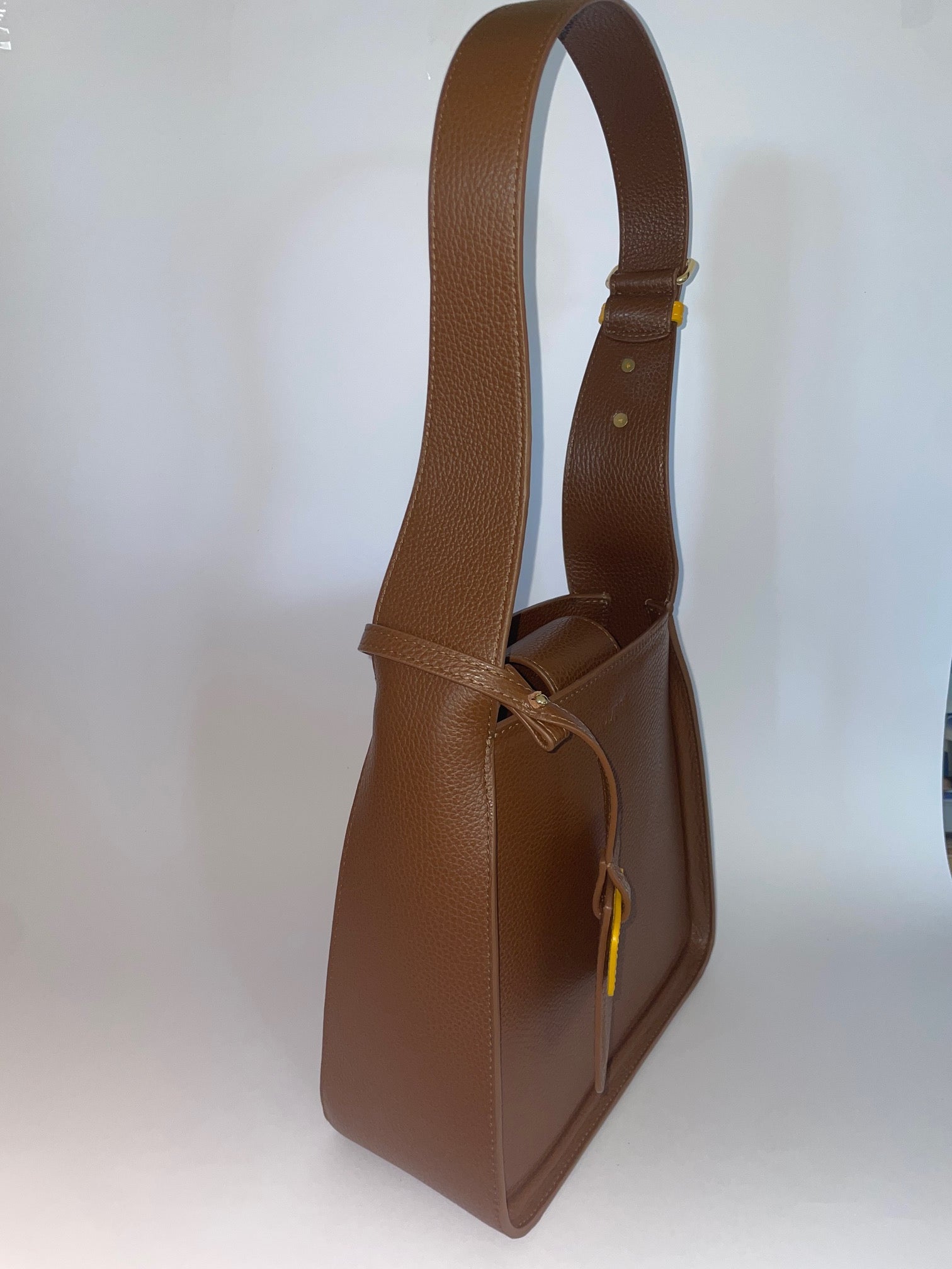 Borsa Carry Small in pelle di vitello martellato Nocciola